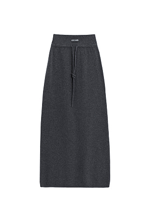 графит Трикотажная юбка длины макси из кашемира и шерсти. Модель по фигуре, с широким эластичным поясом в рубчик, дополненным кулиской и двумя накладными карманами сзади. Модель декорировано вывязанным логотипом