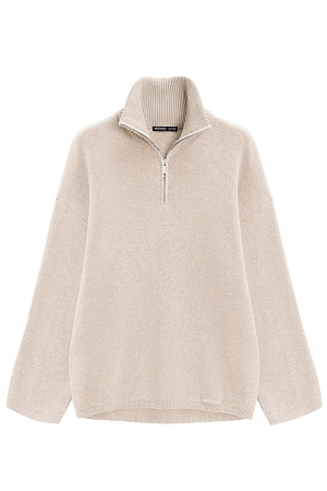 бежевый Трикотажный джемпер из кашемира и шерсти. Модель свободного кроя, с высоким воротом на молнии и спущенной линией плеч. Ворот и края изделия выполнены в рубчик. 