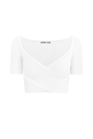 белый Короткий трикотажный топ из вискозы. Модель приталенного силуэта, с коротким рукавом, глубоким вырезом и скрещенным лифом. Изделие выполнено в рубчик.