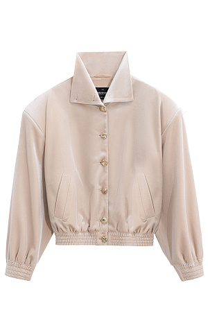 бежевый Бархатный бомбер с воротником-стойкой. Модель свободного кроя со спущенной линией плеч и боковыми карманами. Манжеты рукавов и низ изделия выполнены на резинке. Застежка на акцентные пуговицы.