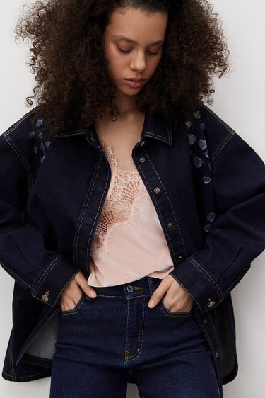 Джинсовая рубашка с сердечками