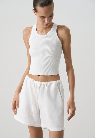 Трикотажная майка с глубоким вырезом