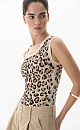 Трикотажный топ с жаккардовым рисунком, имитирующим окрас леопарда. Модель облегающего силуэта без рукавов с круглым вырезом горловины. Края изделия выполнены в рубчик. 