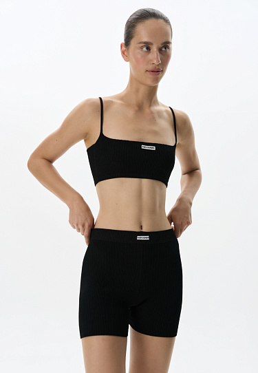 Короткий спортивный топ на бретельках 