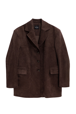 коричневый Однобортный жакет из ткани с имитацией внешнего вида и свойств натуральной замши. Модель с классическим отложным воротником и боковыми карманами с клапанами. Отделка строчкой в тон. Застежка на три пуговицы. Изделие на подкладке.