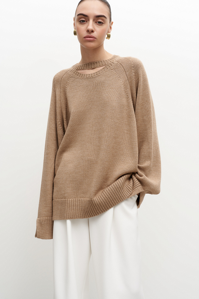 Джемпер с акцентным вырезом