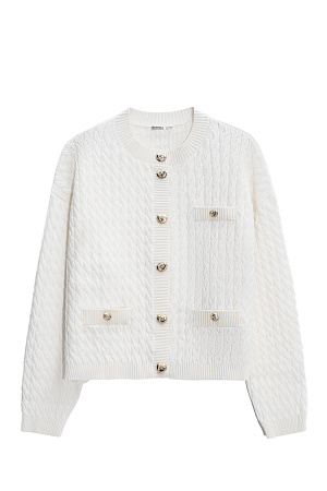 белый Кардиган из 100% шерсти мериноса экстрафайн, выполненный вязкой косами. Модель свободного кроя с длинными рукавами, спущенной линией плеч и круглым вырезом горловины. Имитация карманов с клапанами. Изделие декорировано крупными акцентными пуговицами.