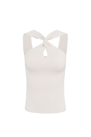 бежевый Трикотажный топ с двойным перекрутом на груди. Модель приталенного силуэта с открытыми плечами.