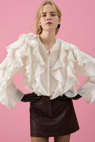 Блузка с объемными воланами