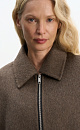 Жакет на молнии из 100% шерсти. Модель свободного кроя с отложным воротником, спущенной линией плеч и двумя боковыми карманами. Застежка на молнию. Брендированный ярлык на спине.