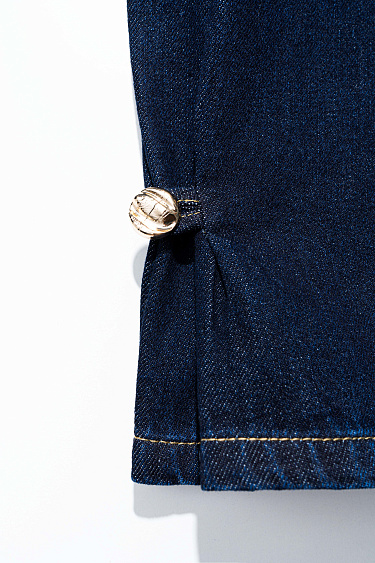 Джинсы с акцентными пуговицами