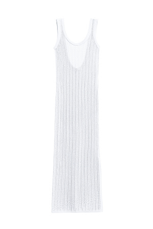 белый Трикотажный ажурный сарафан из вискозы. Модель свободного силуэта, без рукавов, на тонких бретельках и открытой спиной. Вязка выполнена узором "ёлочка", края изделия выполнены в рубчик.