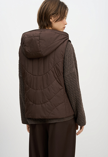 Жилет с капюшоном на синтепоне