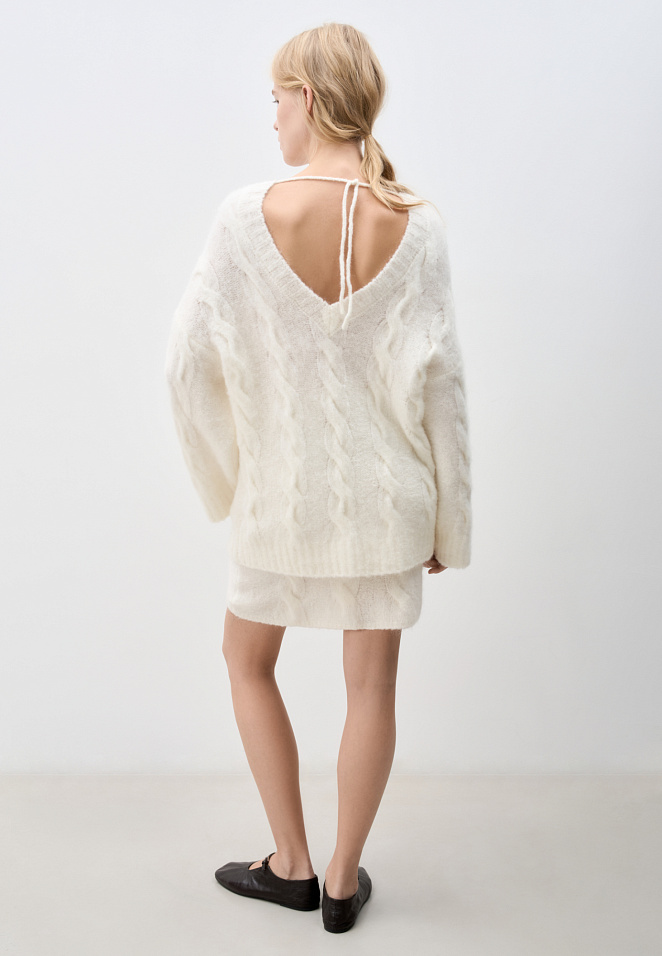 Трикотажный джемпер с открытой спиной и косами