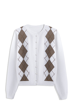 белый Трикотажный кардиган из вискозы с узором аргайл. Модель свободного силуэта с длинными рукавами, круглым вырезом горловины и застежкой на пуговицы-сердечки. Края изделия выполнены в рубчик.