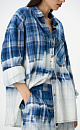 Рубашка в клетку из 100% хлопка с эффектом тай-дай. Модель свободного силуэта, с длинными рукавами, отложным воротником и карманом на груди. Застежка на пуговицы. Дополнить образ можно шортами в таком же стиле.