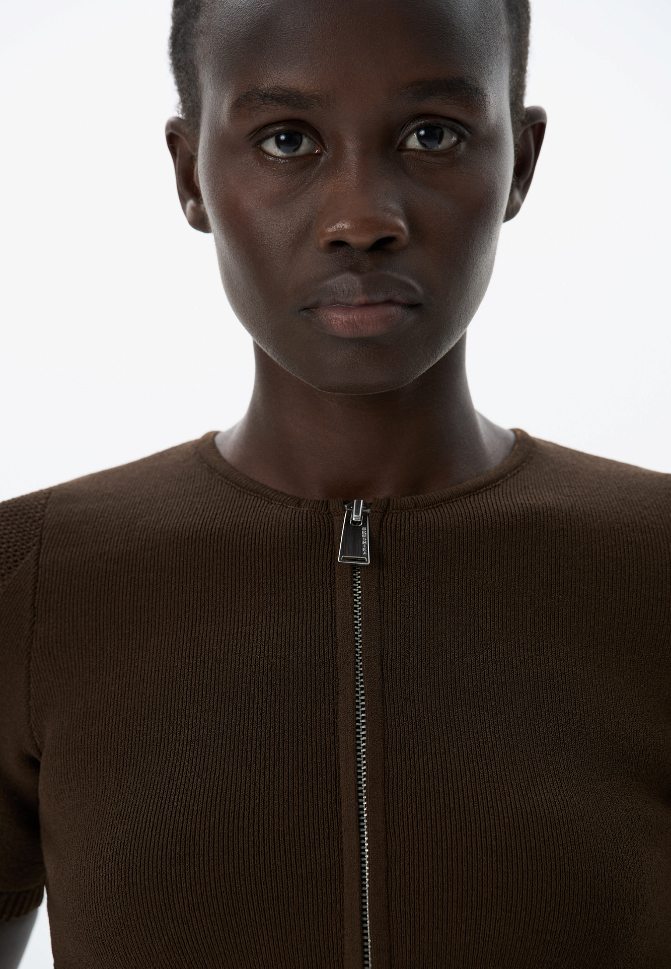 Трикотажное боди из вискозы. Модель с короткими рукавами, застежкой на молнию спереди и вырезом на спине. При изготовлении изделия используется комбинированная вязка: гладью в мелкий рубчик и сетку. Застежка на бельевые крючки.