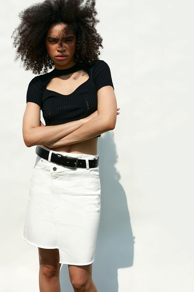 Джинсовая юбка мини с асимметричной застежкой