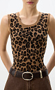 Трикотажный топ с жаккардовым рисунком, имитирующим окрас леопарда. Модель облегающего силуэта без рукавов с круглым вырезом горловины. Края изделия выполнены в рубчик. 