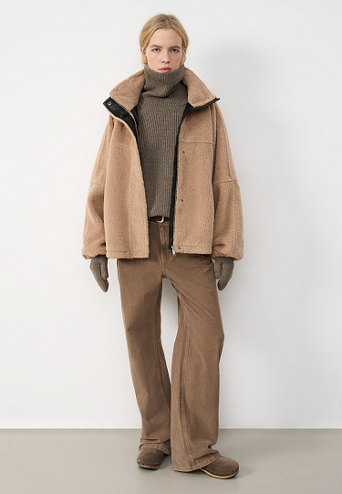 Шуба из экомеха с воротником-стойкой