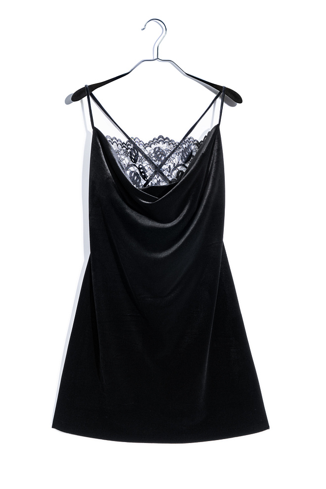 Бархатное платье с кружевом