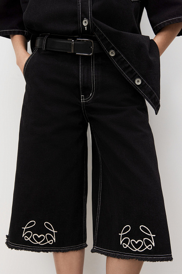 Джинсовые шорты-бермуды с вышивкой