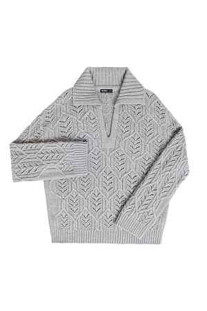 серый Трикотажный джемпер со сложной арнаментной вязкой с добавлением шерсти альпака. Модель свободного силуэта со спущенной линией плеча и воротником-поло с V-образным вырезом. Манжеты рукавов, воротник и низ изделия выполнен в рубчик.
