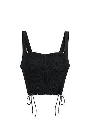 черный Трикотажный топ из вискозы. Модель приталенного силуэта, без рукавов, на широких бретельках, с вывязанным лифом, симметричными разрезами по бокам и шнуровкой. Дополнить образ можно юбкой в таком же стиле.