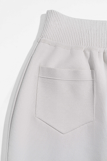 Юбка-карандаш с разрезом спереди