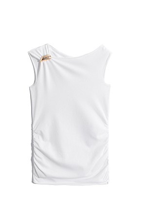 белый Асимметричный топ из вискозы. Модель на широких бретельках, асимметричной горловиной и драпировкой. Изделие декорировано металлической перемычкой.