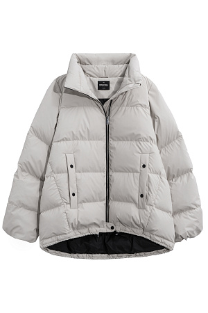 бежевый Объемный стеганый пуховик. Модель свободного силуэта с боковыми карманами на кнопках, воротником-стойкой и капюшоном. Низ изделия выполнен на регулируемой кулиске. Застежка на молнию и кнопку.