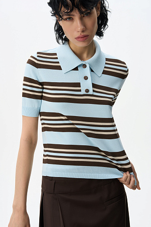 голубой Трикотажная футболка поло в полоску из вискозы. Модель прямого кроя с отложным воротником и пуговицами на планке. Низ изделия и манжеты рукавов выполнены в рубчик.