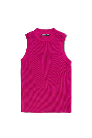 фуксия Облегающий топ в мелкий рубчик прекрасно сочетается с жакетами и кардиганами, но и в одиночном варианте выступает отличным спутником офисного образа.