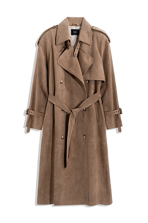 бежевый Двубортный длинный тренч, выполненный из ткани с имитацией внешнего вида и свойств натуральной замши. <br />
Модель с отложным воротником, отлетной кокеткой, патами на плечах и манжетах рукавов, карманами и шлевками на талии для ремня. Изделие выполнено на подкладке.