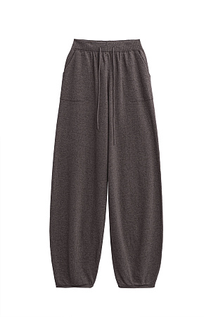 коричневый Трикотажные брюки-бананы из кашемира и шерсти. Модель с эластичным поясом, дополненным кулиской, большими накладными карманами и валиками-манжетами.