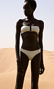 Купальник-бандо с перемычкой на груди.