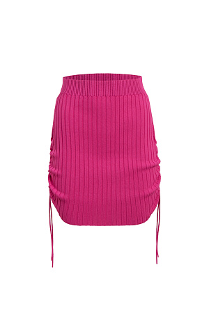 фуксия Трикотажная юбка длины мини из вискозы. Модель с драпировкой по бокам, регулируемой кулиской и эластичным поясом на резинке. Дополнить образ можно топом в таком же стиле. 