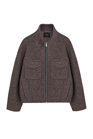 коричневый Шерстяная куртка на подкладке. Модель свободного силуэта со спущенной линией плеча, накладными карманами на груди и воротником-стойкой. Застежка на молнию.