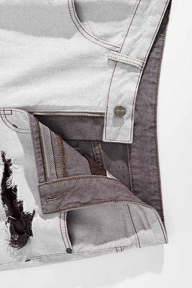 Расклешенные джинсы в стиле гранж