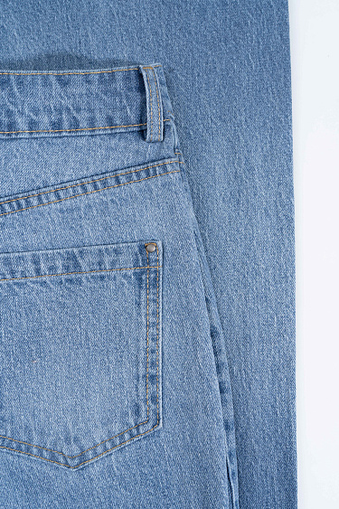 Расклешенные джинсы в стиле гранж