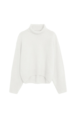 белый Джемпер из шерсти мериноса с высоким воротом и асимметричным низом. Рукава и низ иделия выполнены в рубчик. 