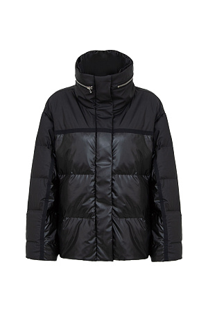 черный Тонкий пуховик в стиле oversize. Воротник-стойка, потайной капюшон на молнии. Наполнитель натуральный пух-перо. Потайная застежка на кнопках и молнии. Низкий показатель водонепроницаемости, можно носить в сухую погоду или моросящий дождик.