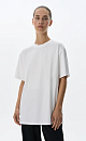 Футболка из 100% хлопка. Модель свободного силуэта, с круглым вырезом горловины и спущенной линией плеча.