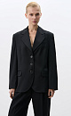 Однобортный жакет из шерсти. Модель свободного силуэта с лацканами, боковыми карманами с клапанами и карманом на груди. Застежка на три пуговицы. Изделие выполнено на подкладке. Дополнить образ можно брюками или юбкой.