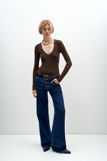 Лонгслив с V-образным вырезом