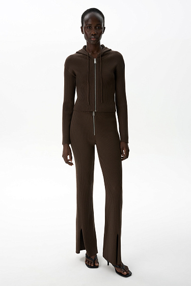 Трикотажные брюки в рубчик с разрезами спереди