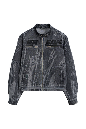 серый Джинсовая куртка из 100% хлопка. Модель свободного силуэта с коротким воротником-стойкой. Изделие декорировано отстрочкой контрастного цвета, формирующей графические акценты на плечах и рукавах, брендированной вышивкой на груди, боковыми карманами и карманами на груди под молнией. Застежка на молнию. Без подкладки.