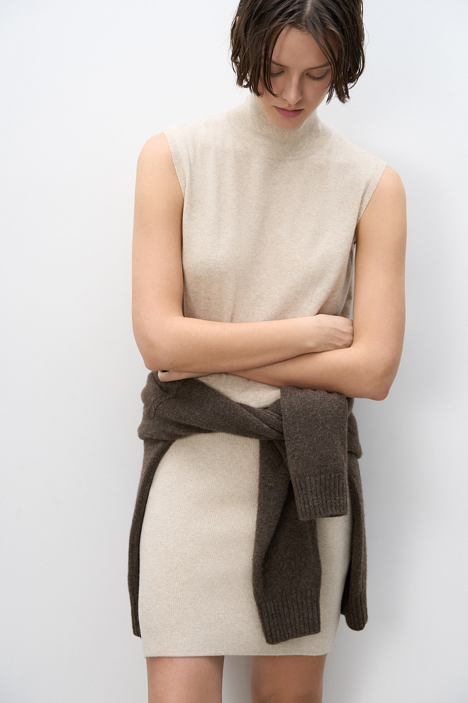 Трикотажный жилет с высоким воротом