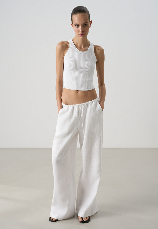 Трикотажная майка с глубоким вырезом