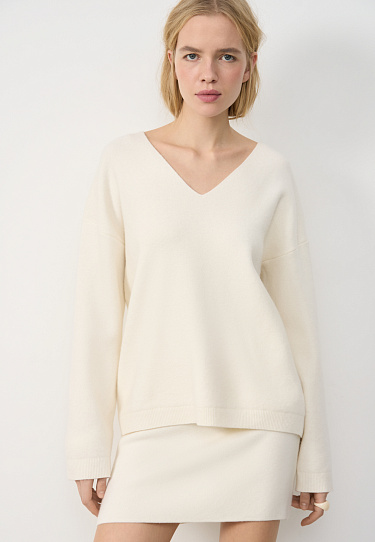 Джемпер с V-образным вырезом 
